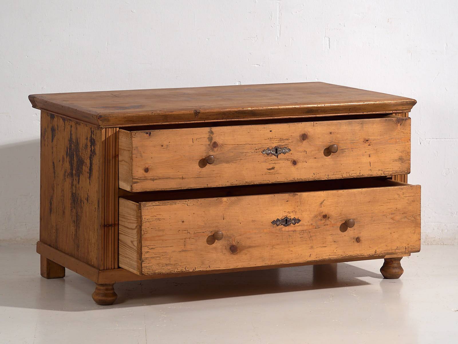 Small antique chest of drawers (circa 1920)
