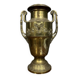 Vase aux bouquetins de style Empire en laiton doré vers 1850