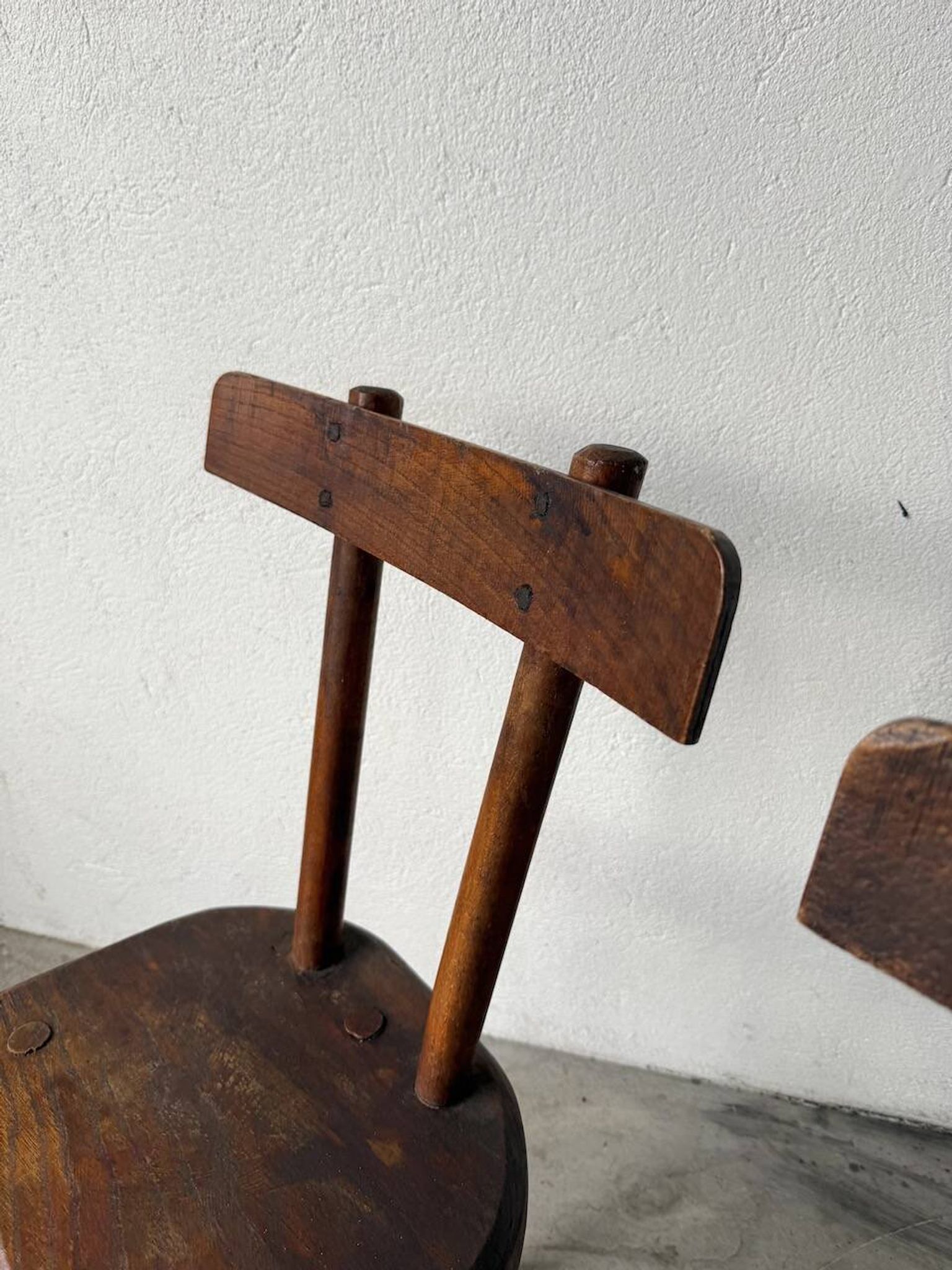 Paire de chaises tripodes savoyardes art populaire chêne