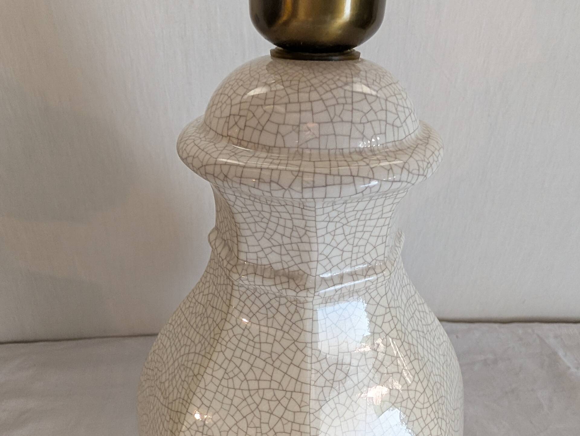 Cracked ceramic lamp base in Chinese style