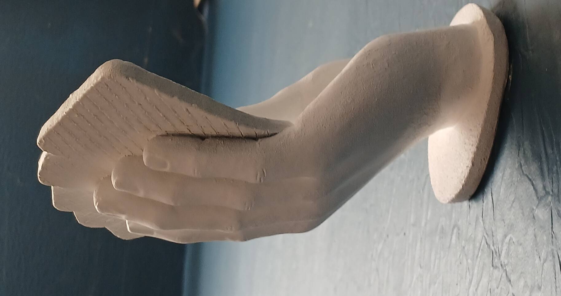 Patère murale "poker hands" en résine peinte, vers 1970