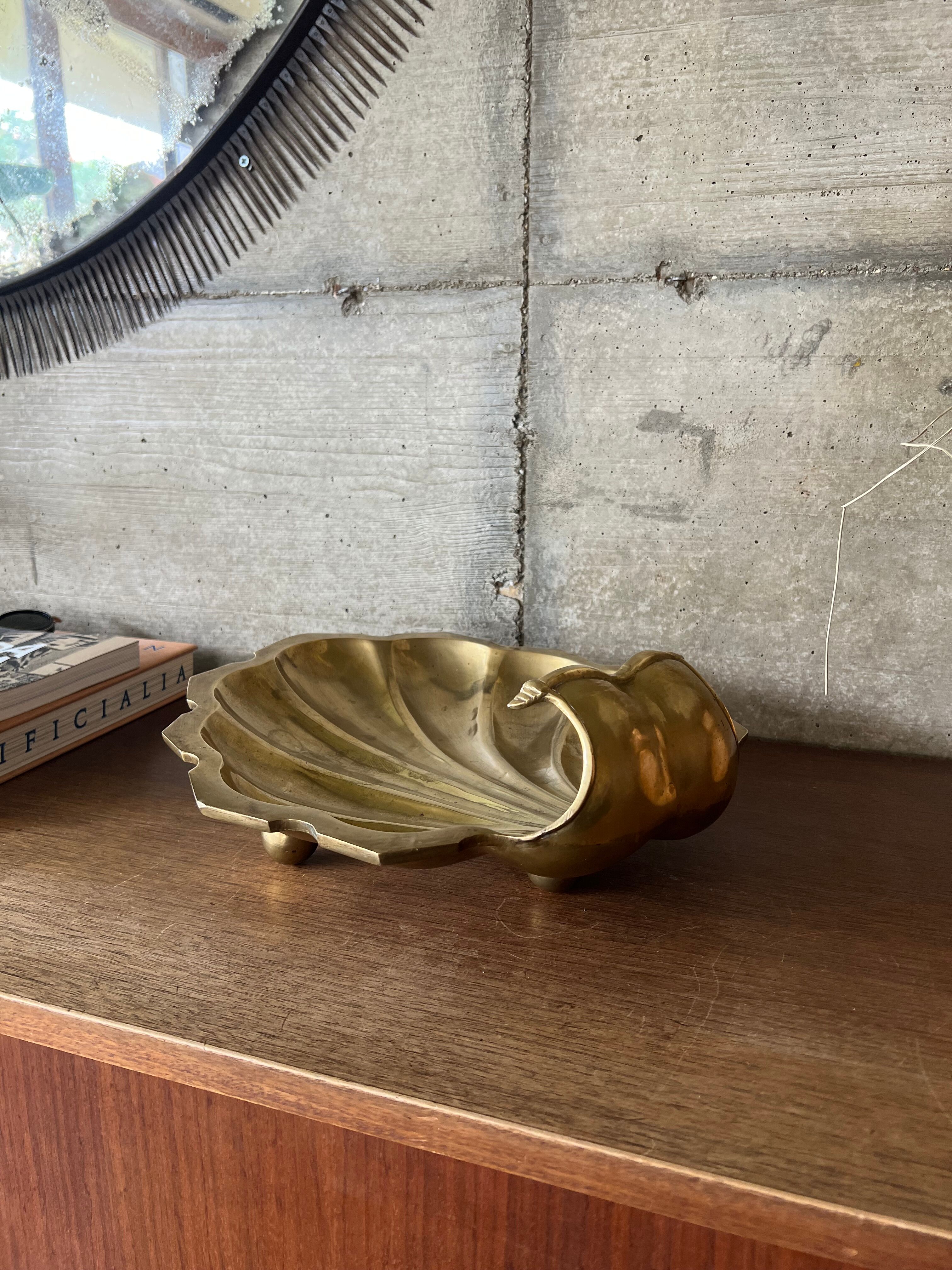 Empty pocket scallop in brass from the 50s