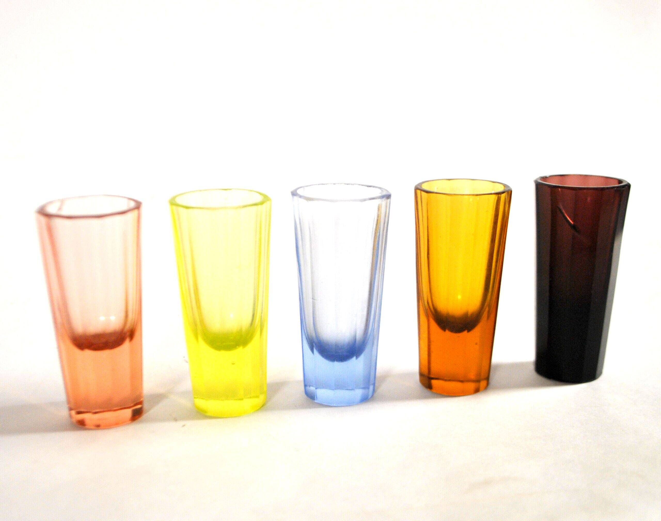 Set of 5 Art Deco 1920s shooter glasses in coloured and uranium glass - ouraline.