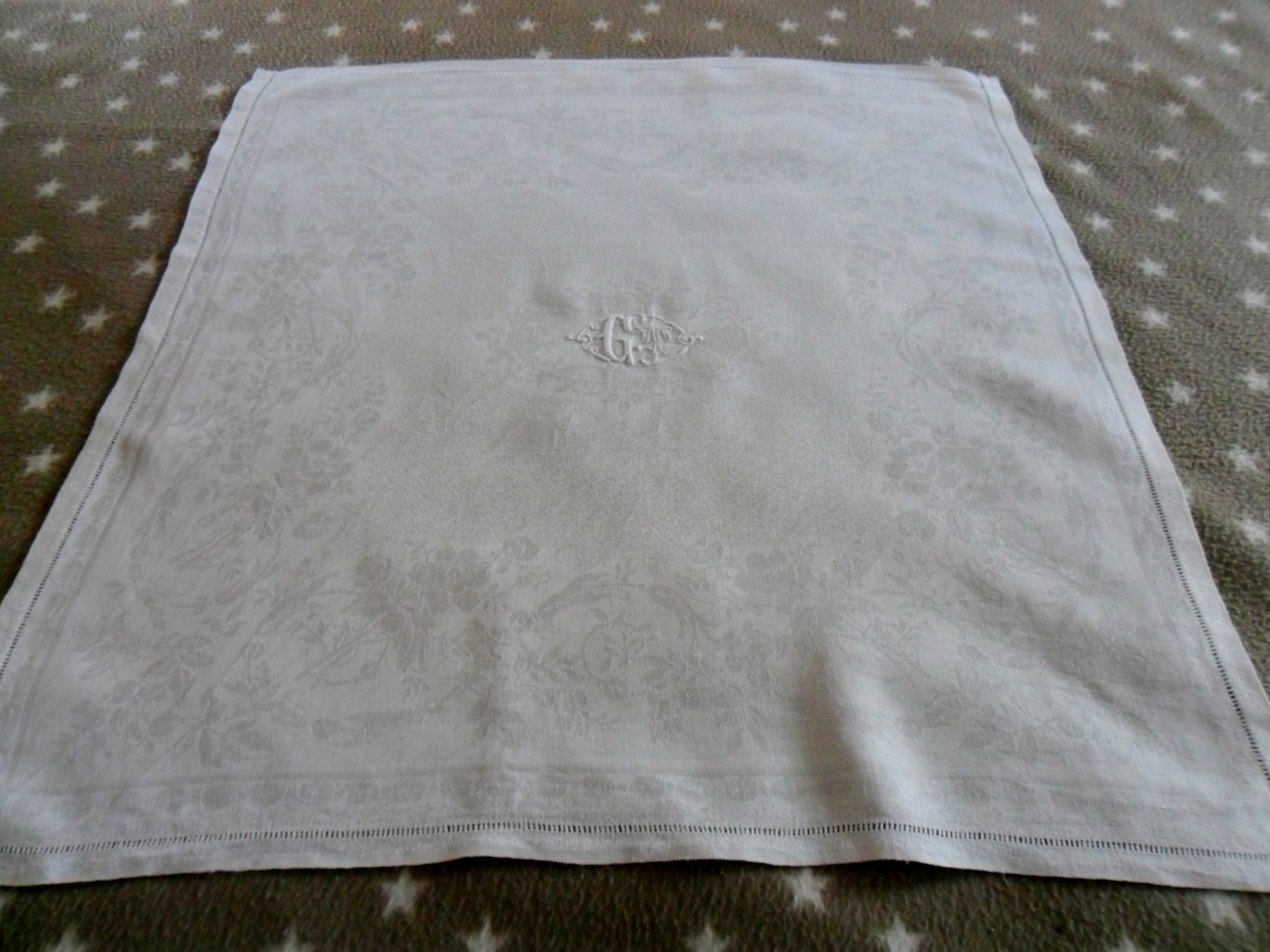 Old table service in silky flax damask, 1 tablecloth + 12 napkins monogrammed GD on the tablecloth and napkins