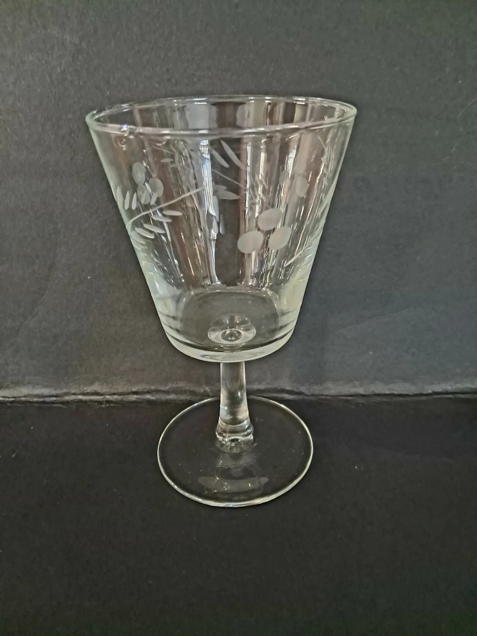 4 engraved wine glasses from the 1960s
