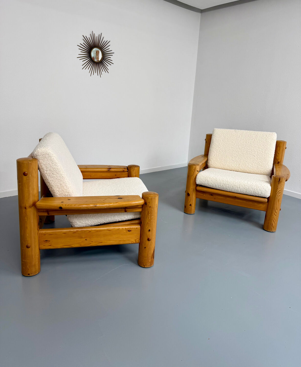 Set of 2 armchairs in solid pine with boucle fabric, 1970s Scandinavian design.