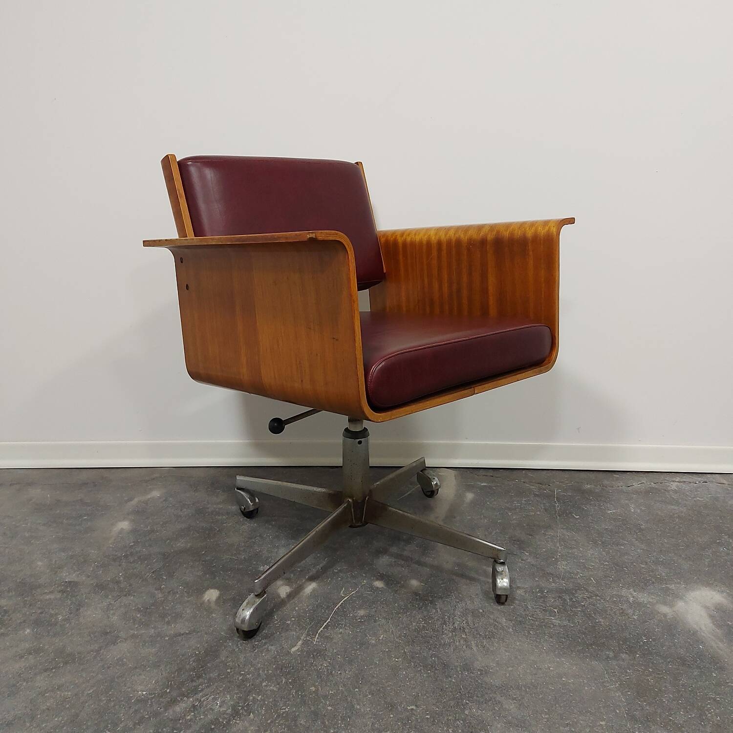 Chaise avec accoudoirs (pivotante), années 1970