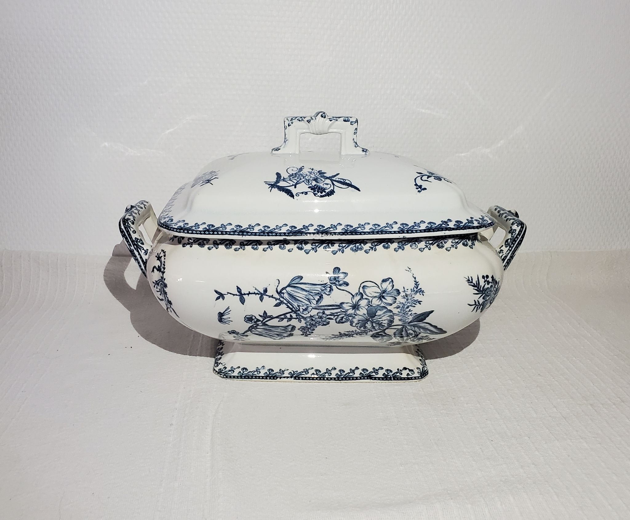 Soup-tureen of the earthenware factory of Pexonne