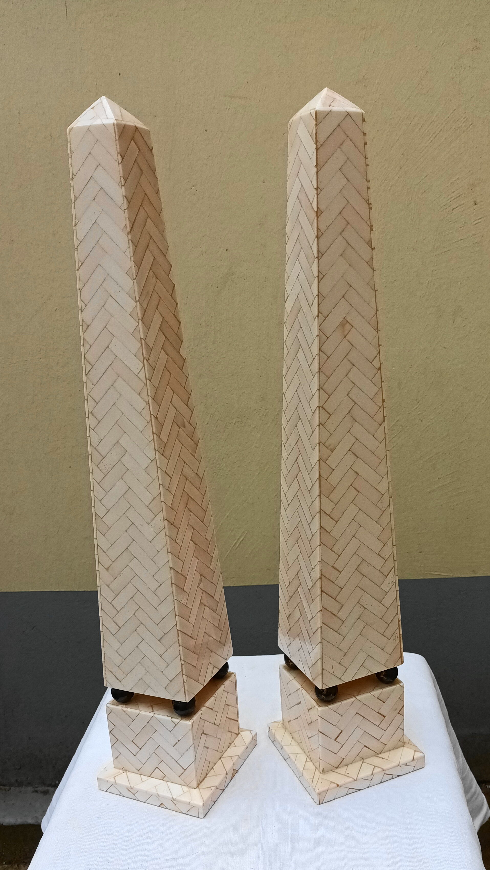 Pair of obelisk in bone marquetry, 70s