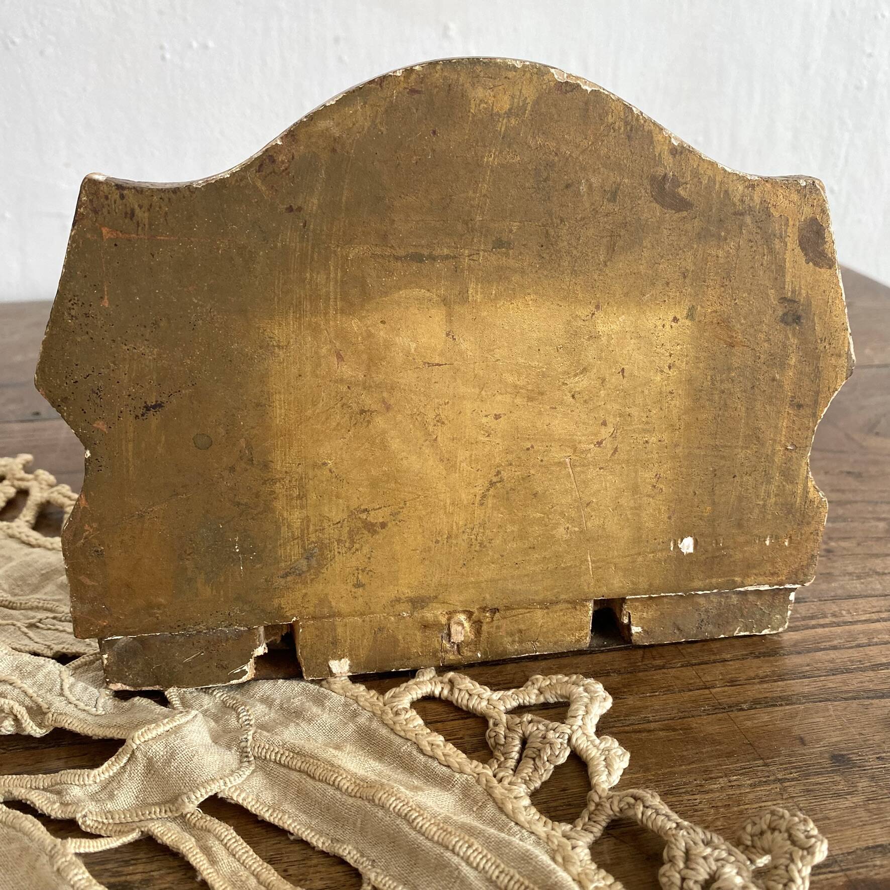 Antique wall console in wood and gilded stucco.