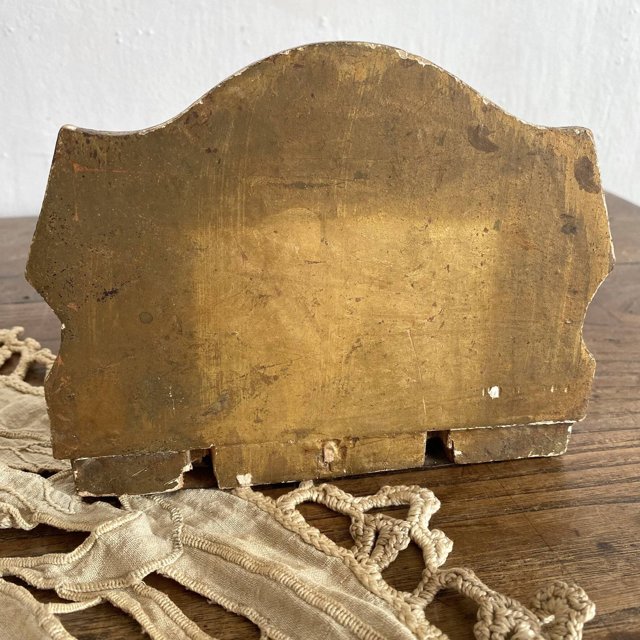 Ancienne console murale rocaille en bois et stuc doré