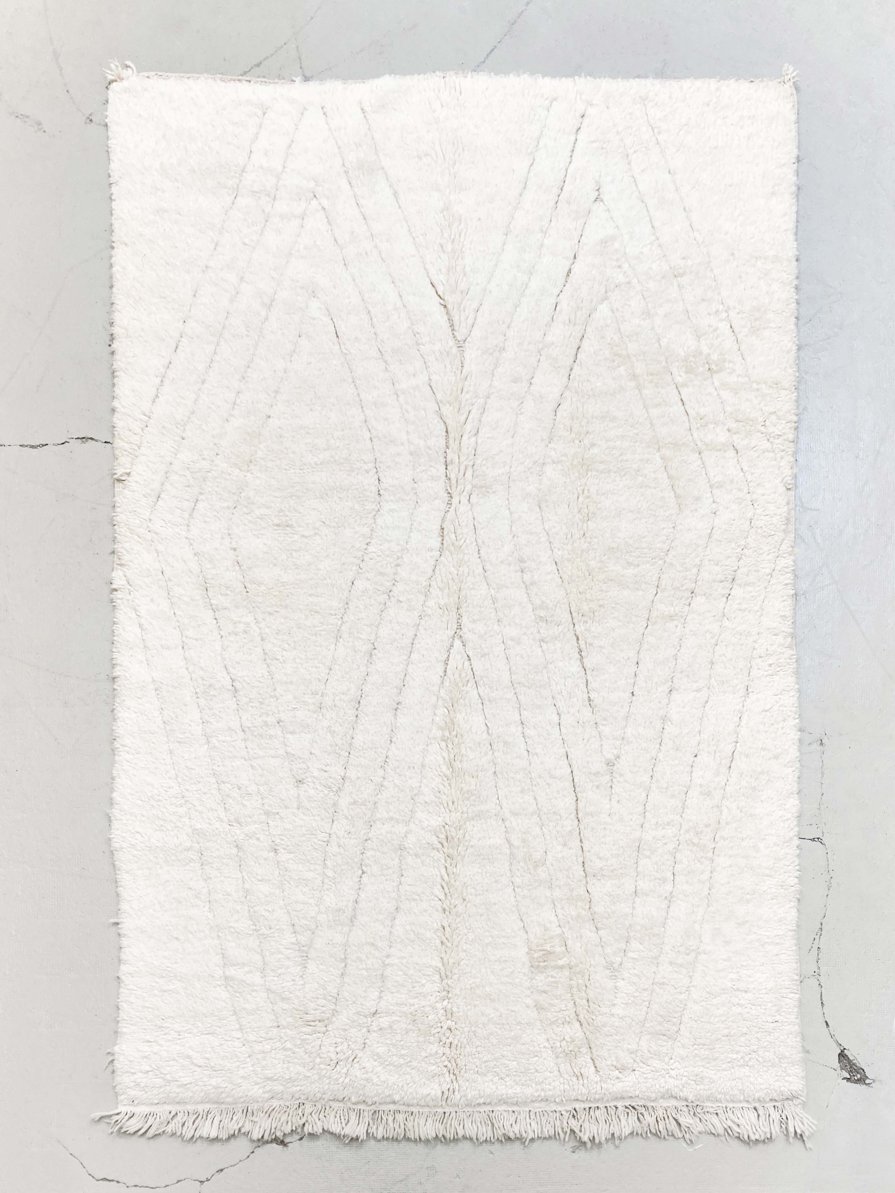 Berber carpet beni ouarain unbleached plain with large diamonds engraved 254x157m