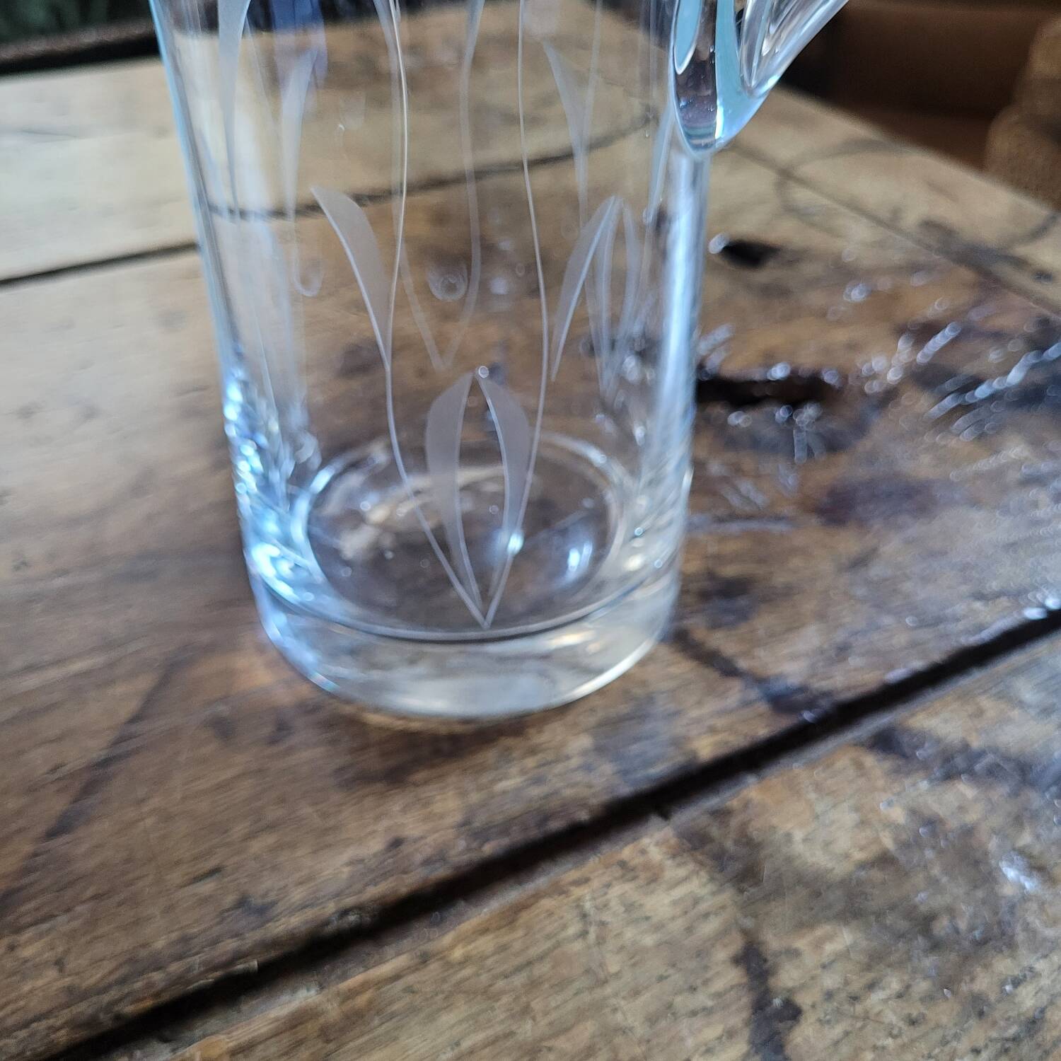 Pichet en verre gravé, base épaisse, années 70