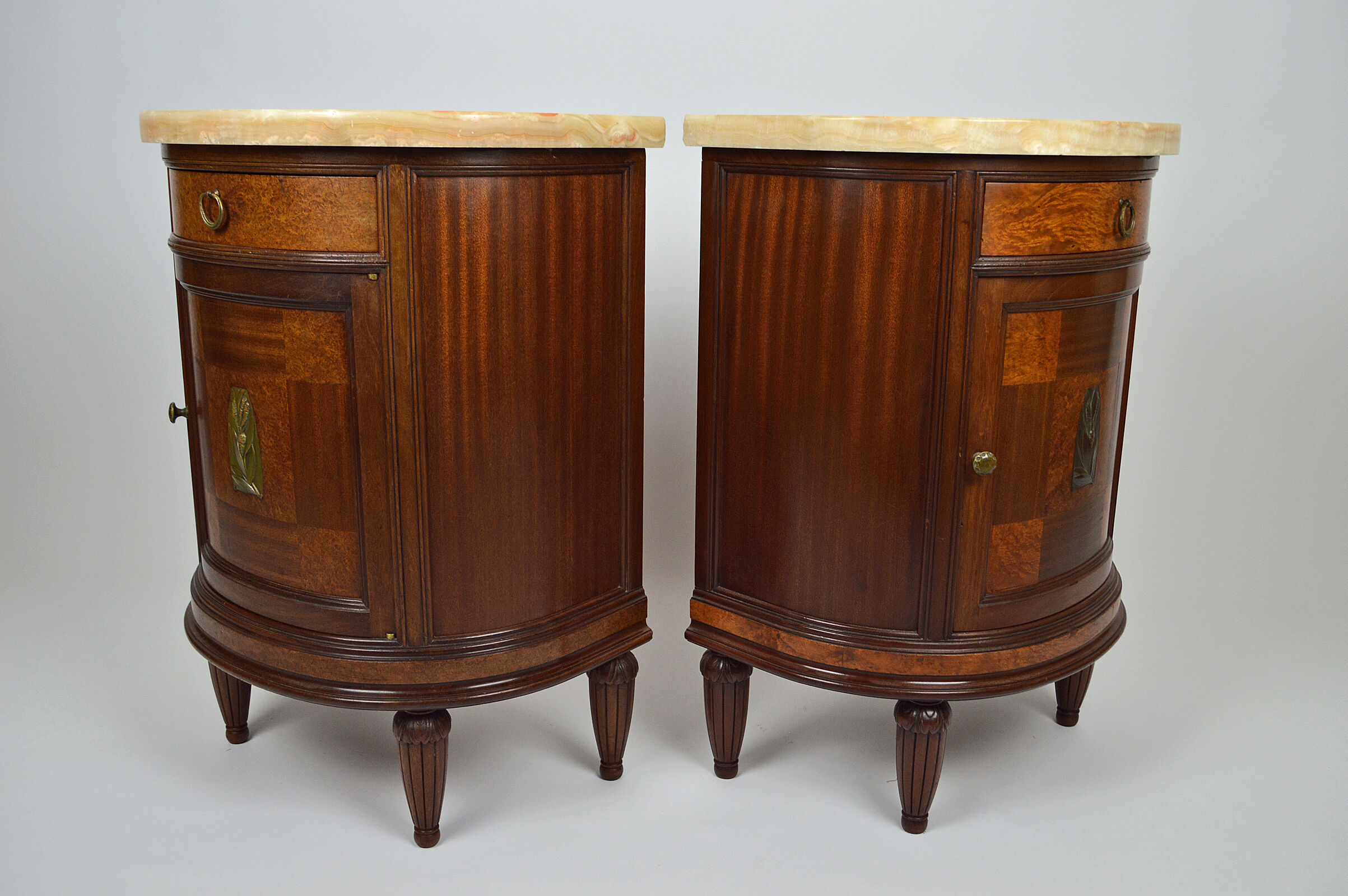 Paire de chevets Art Déco demi-lune en acajou vers 1925