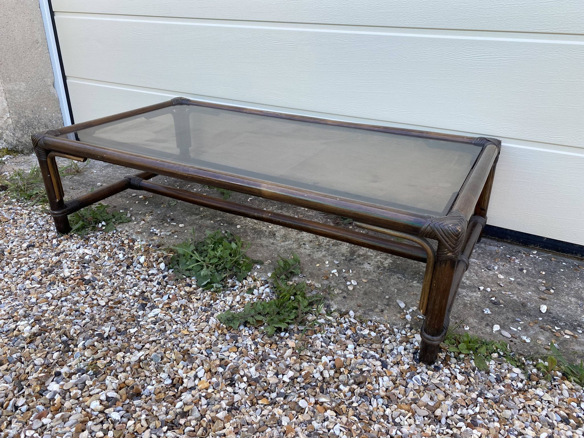 Table basse rotin et verre vintage