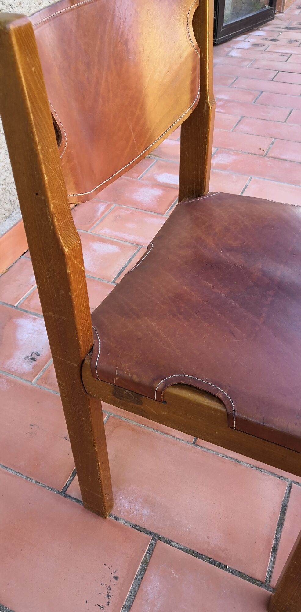 Series of 6 elm and leather chairs from the Maison Regain 60s