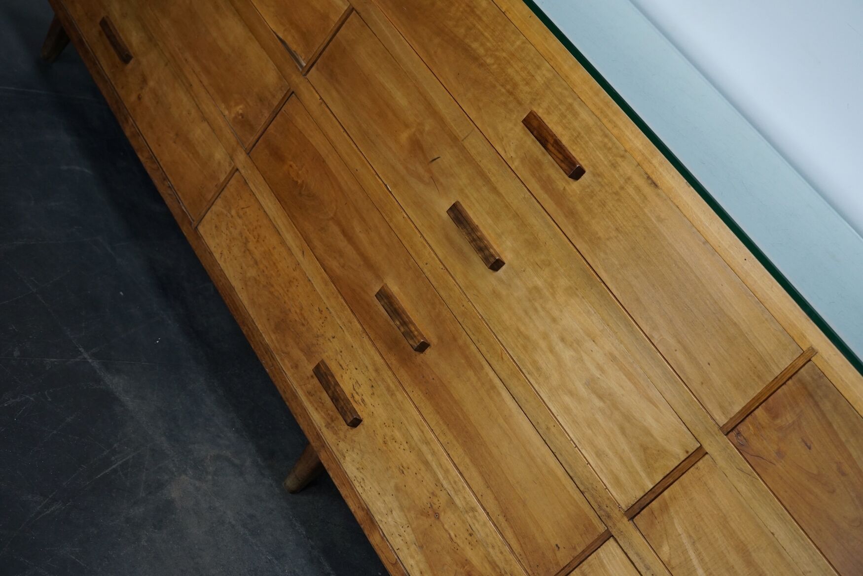Armoire ou comptoir de mercerie en noyer espagnol vintage, années 1960