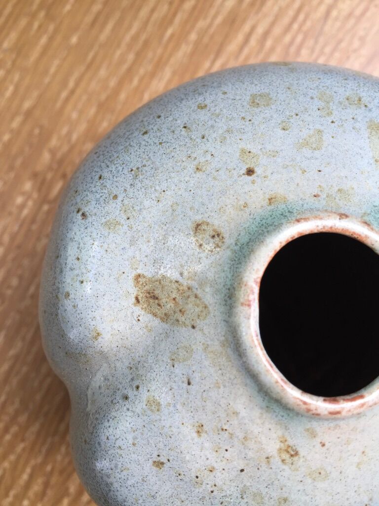 Vase artisanal forme libre bleu