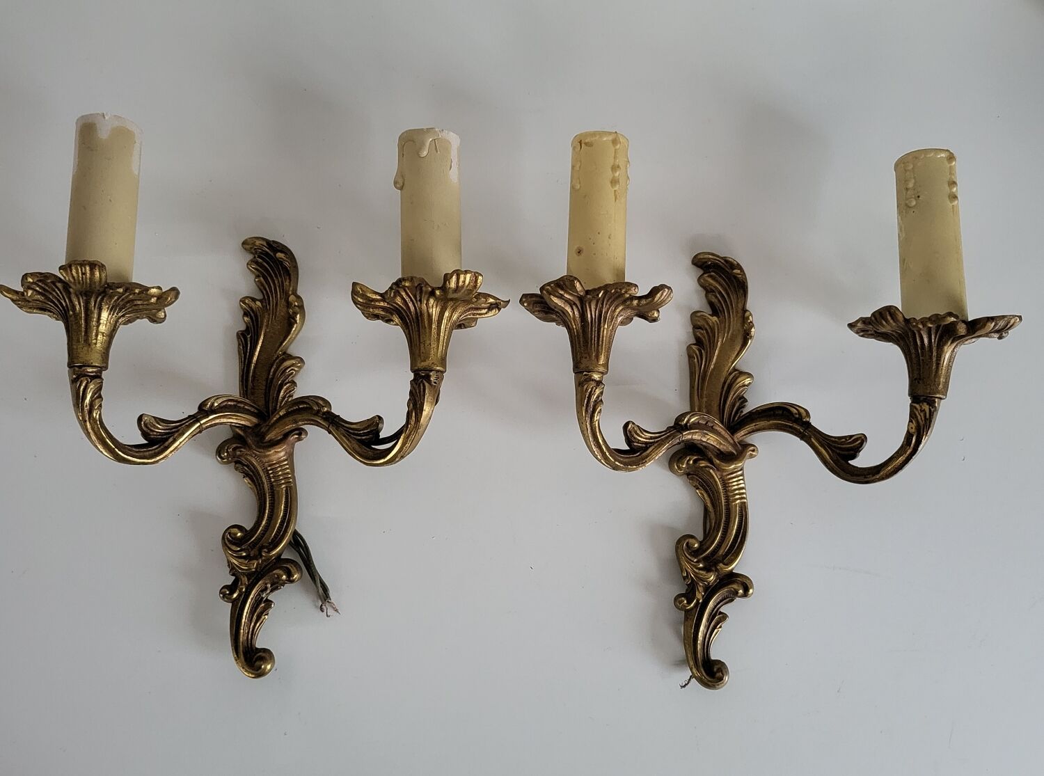 Ancienne paire d'appliques en métal doré style Louis XV - 2 lumières