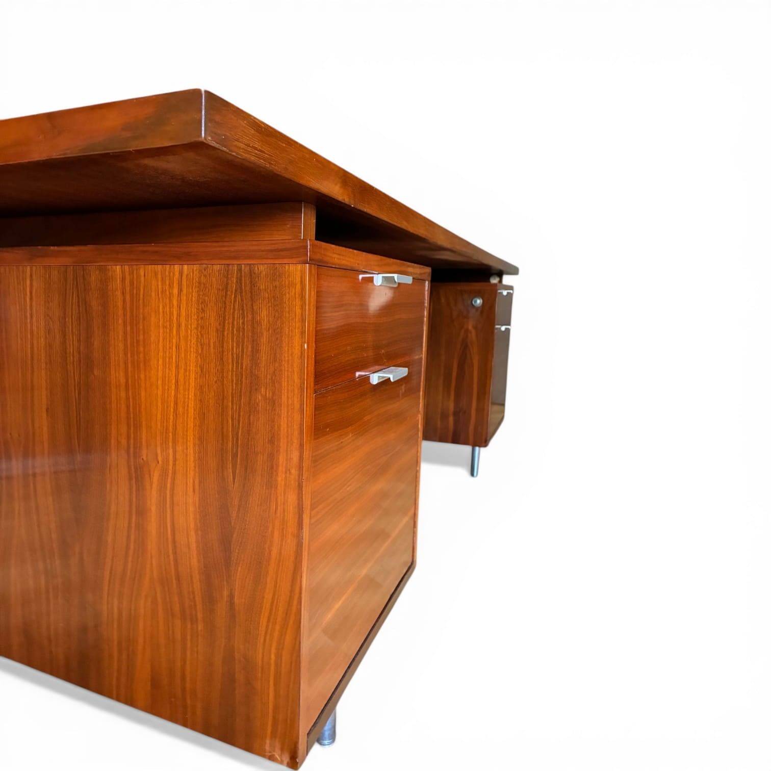 Executive Office "EOG" in Walnut by George Nelson for Herman Miller, Here