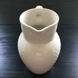 White pitcher relief peas