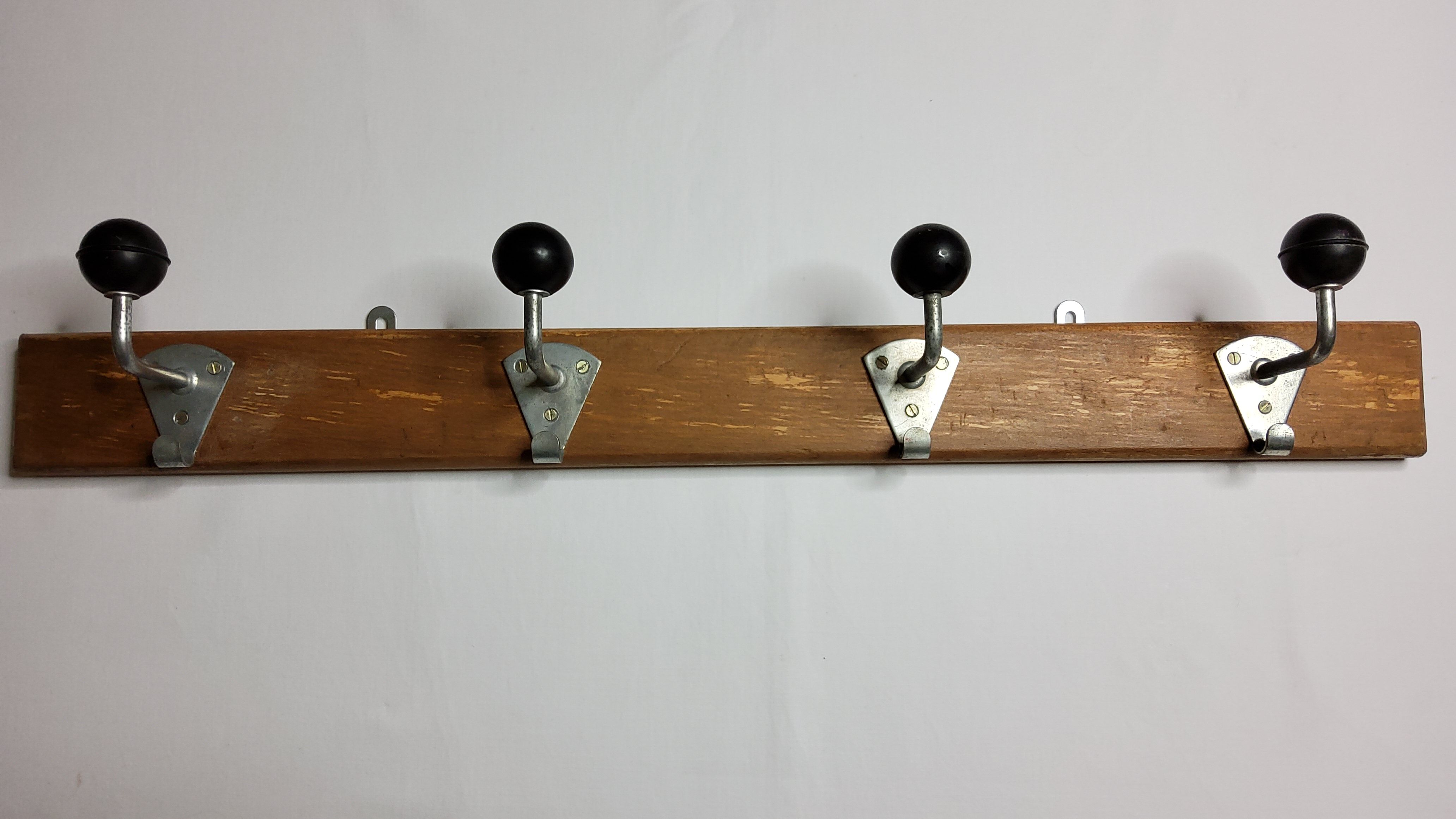 Portemanteau mural de style industriel. 4 patères en acier, style industriel, 80 cm