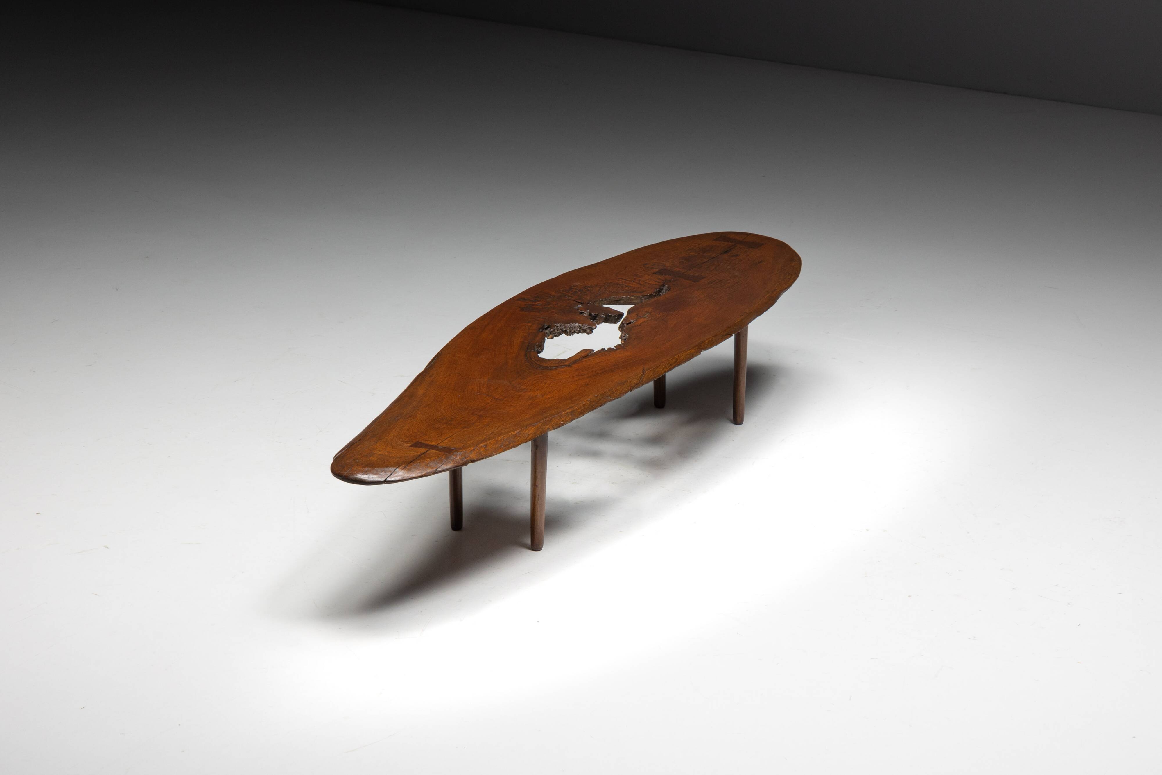 Table basse moderne organique avec vide naturel, France, milieu du 20e siècle
