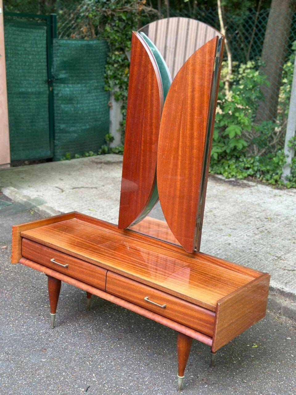 Coiffeuse scandinave en bois des années 50 avec miroir triptyque