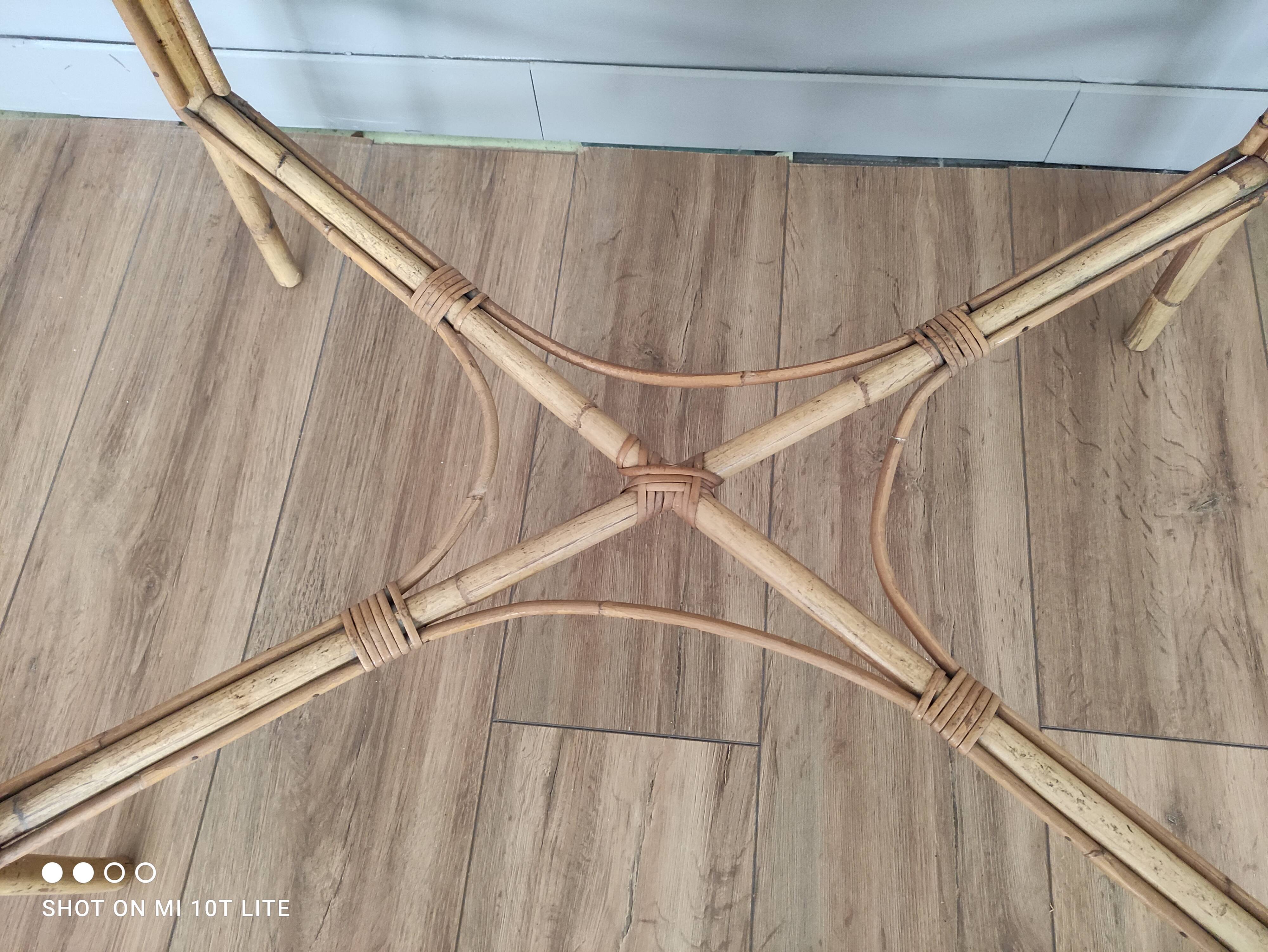 Panière à linge vintage en rotin sur piètement