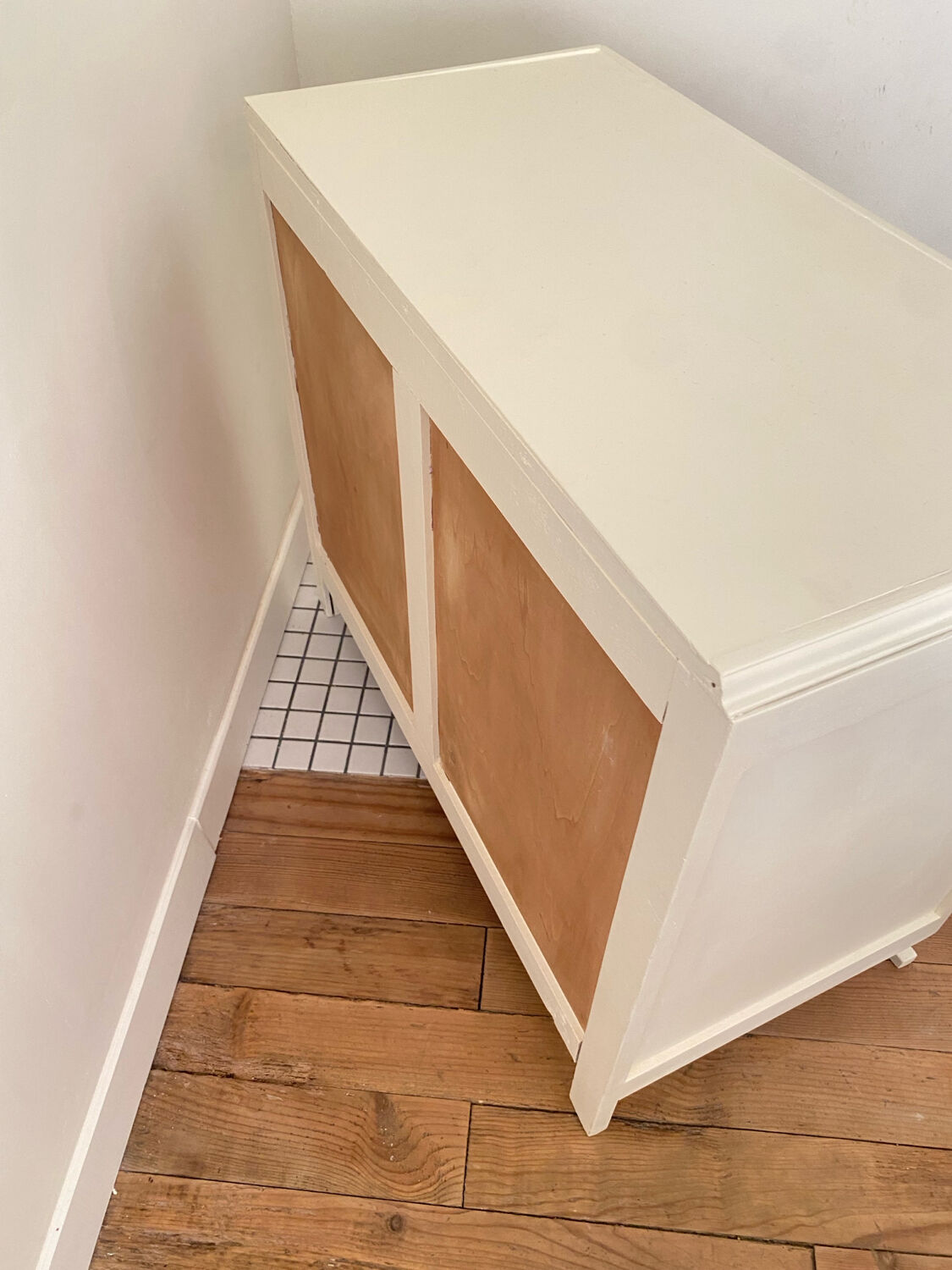 Vintage commode with moustache legs