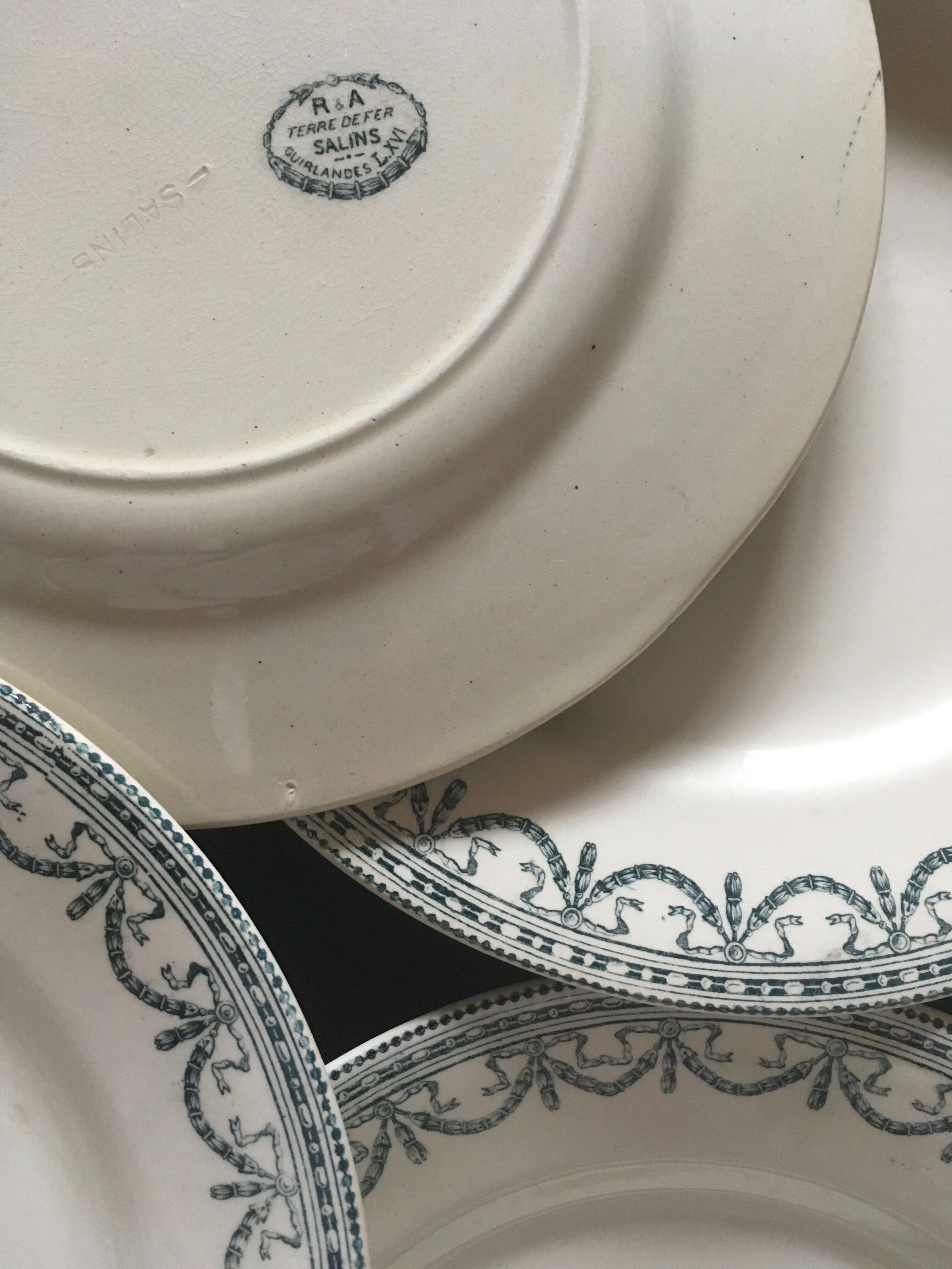 Set de 9 et 6 assiettes en faïence terre de fer de Salins début 20e décor gris vert