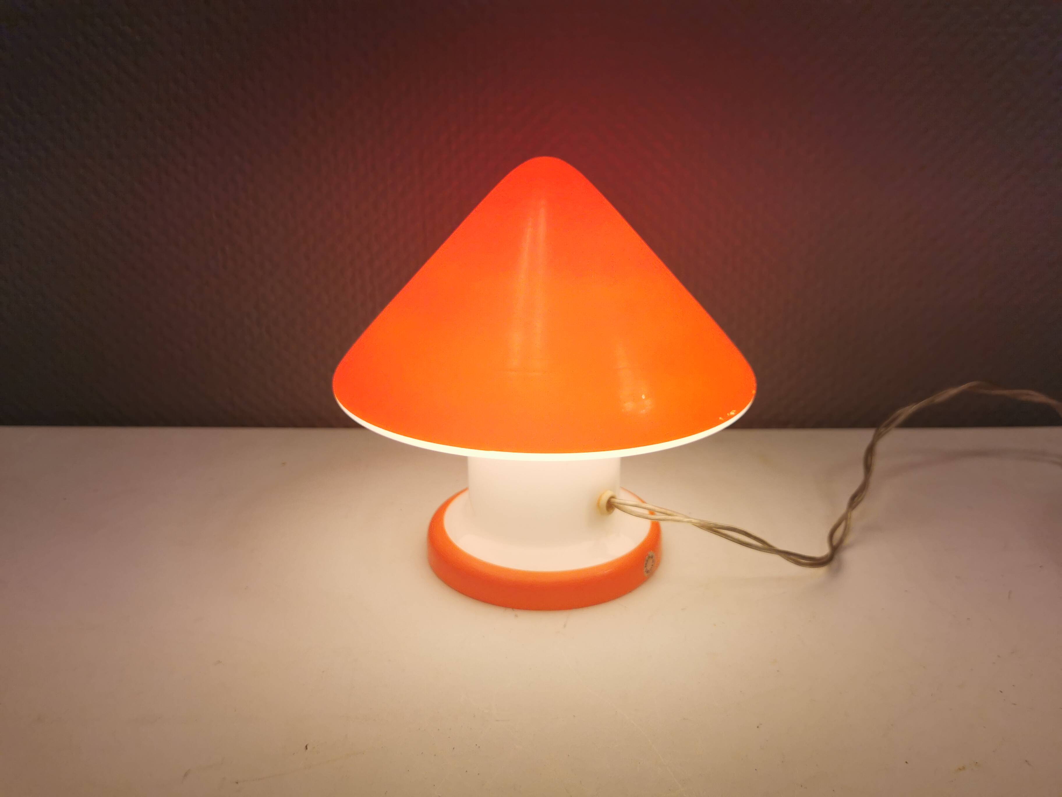 Beautiful Swedish mushroom-shaped table lamps in red and white glass. Estimated 1970s.