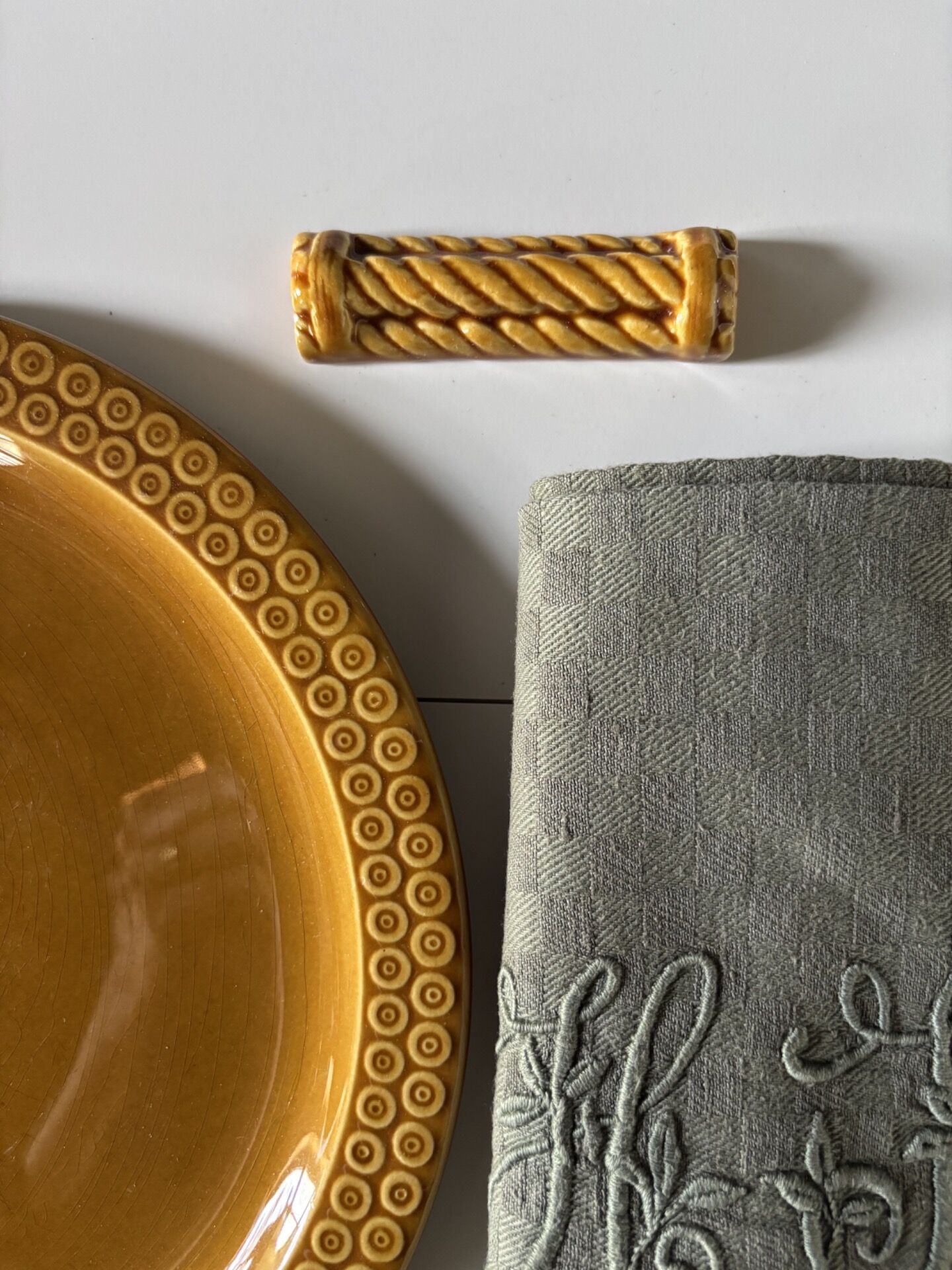 Woven ceramic knife holder