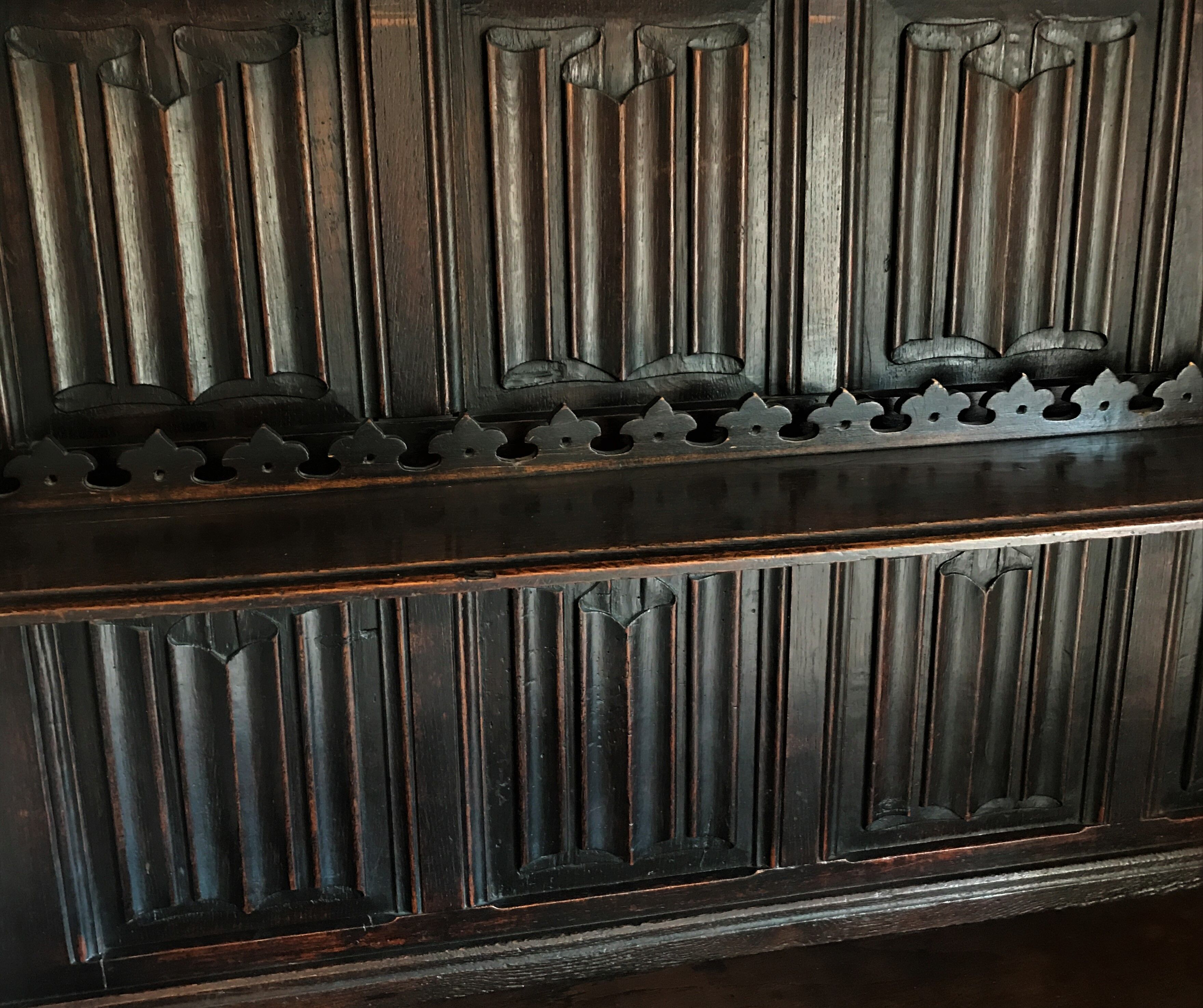 Vaisselier Gothic style