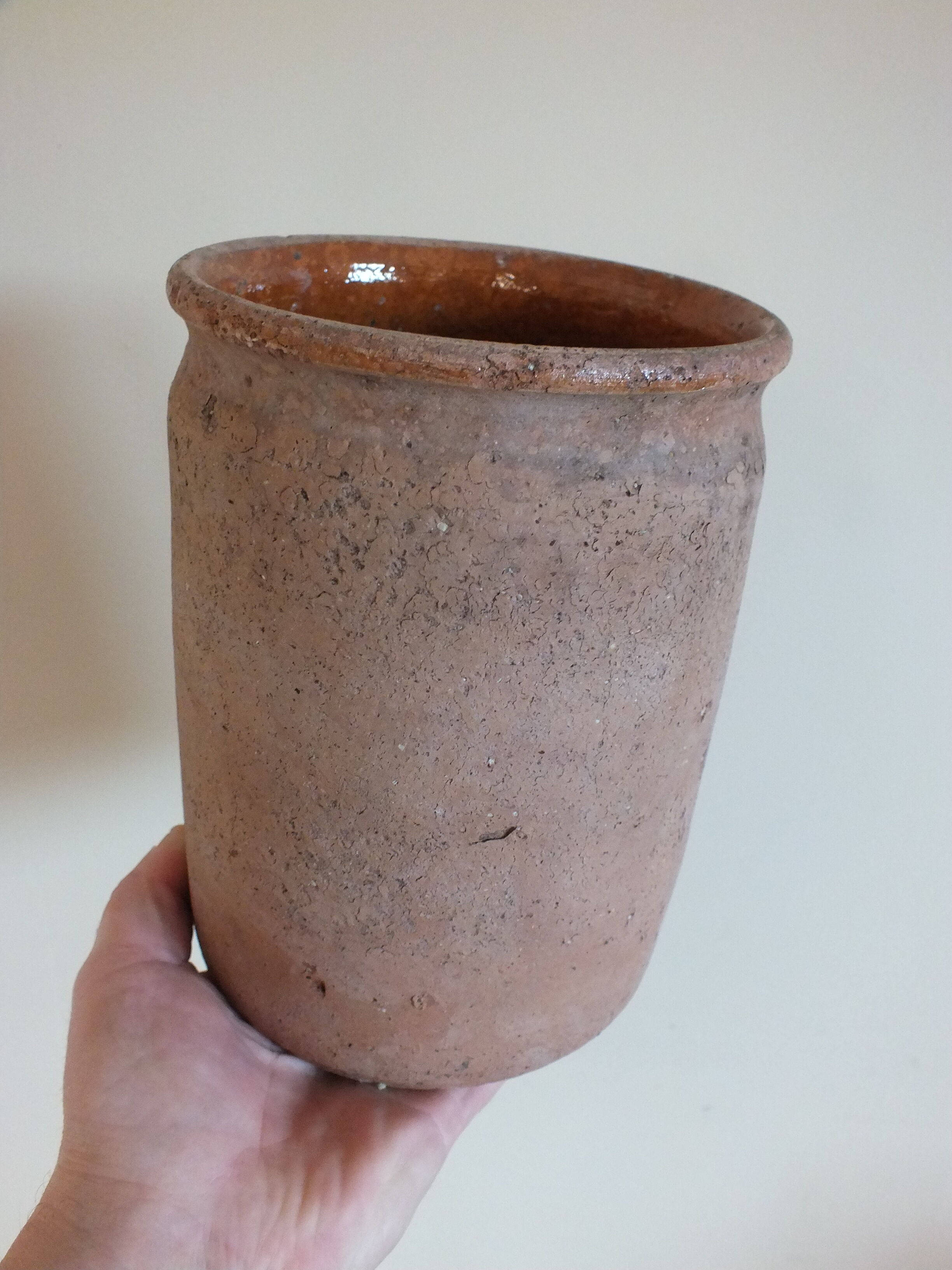Ancien pot à graisse ou à miel en terre vernissée ocre