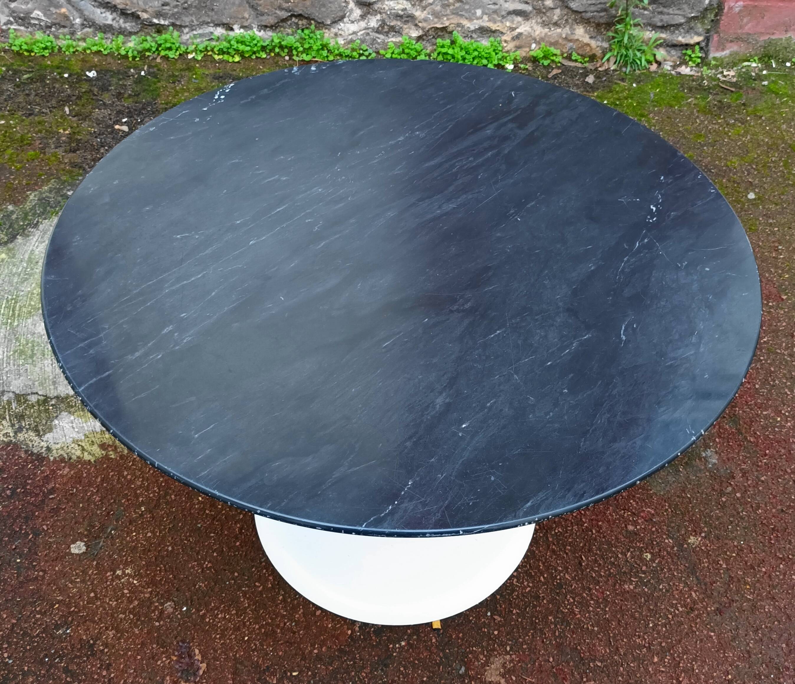 Round coffee table with tulip foot from the 70s