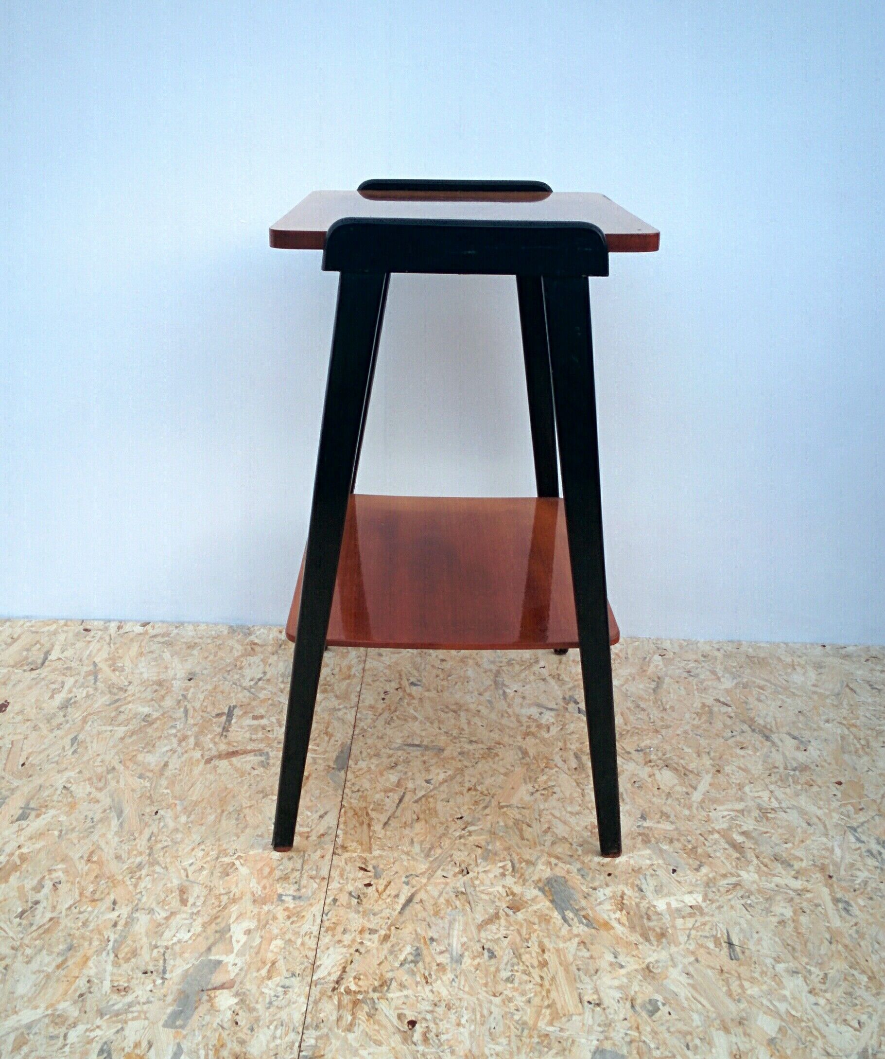 Console vintage pieds noirs