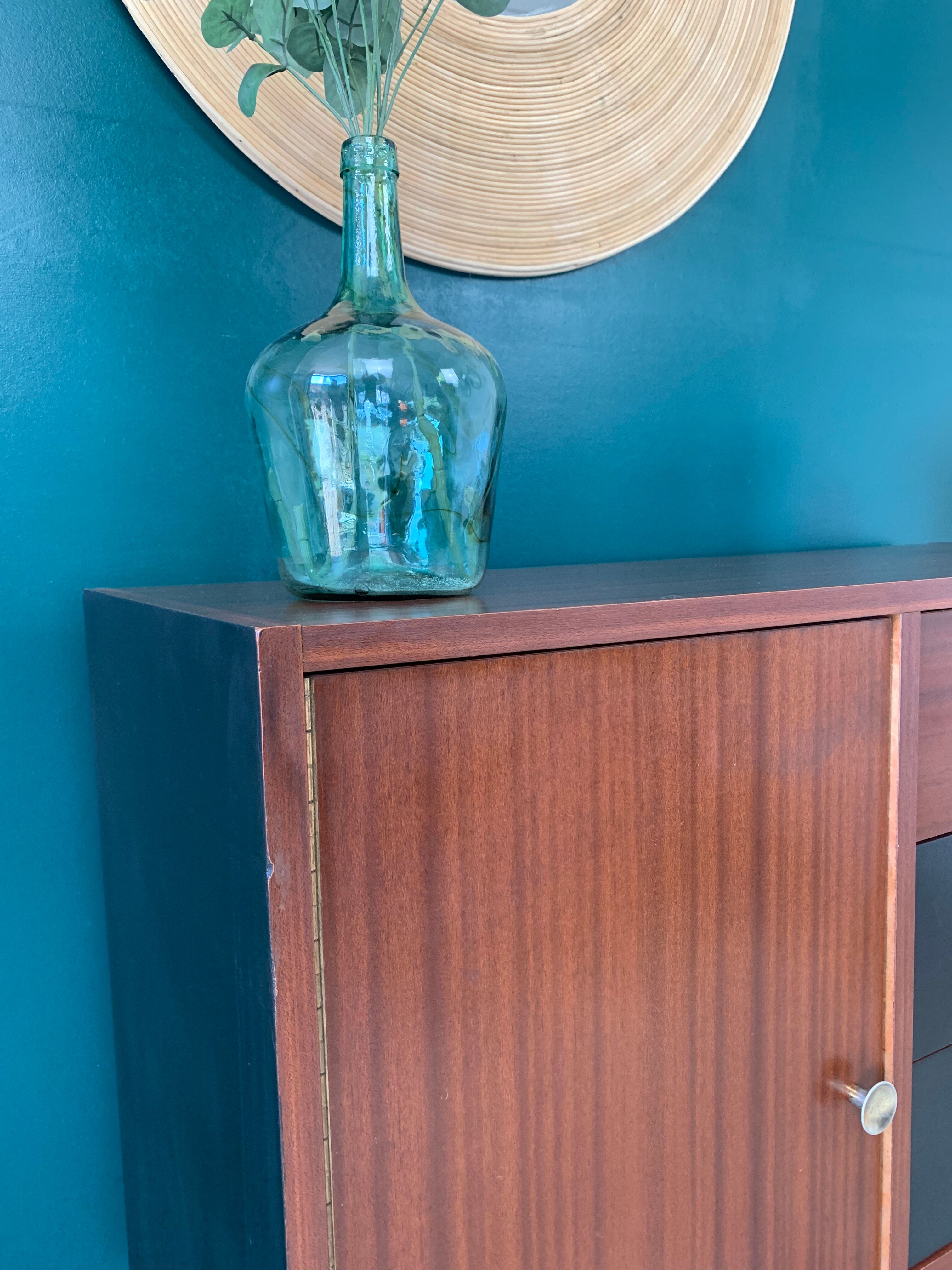 Dresser with tapered feet