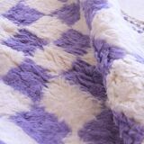 Tapis à damiers violets et blancs