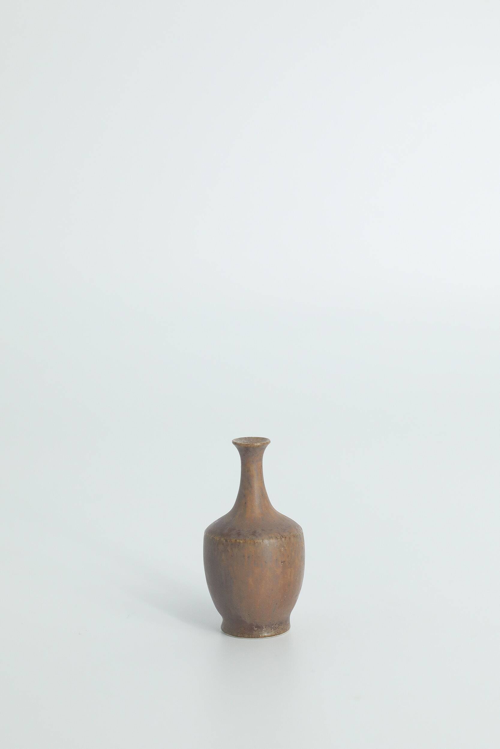 Suite de 4 vases de collection Mid-Century scandinave en grès marron par Gunnar Borg