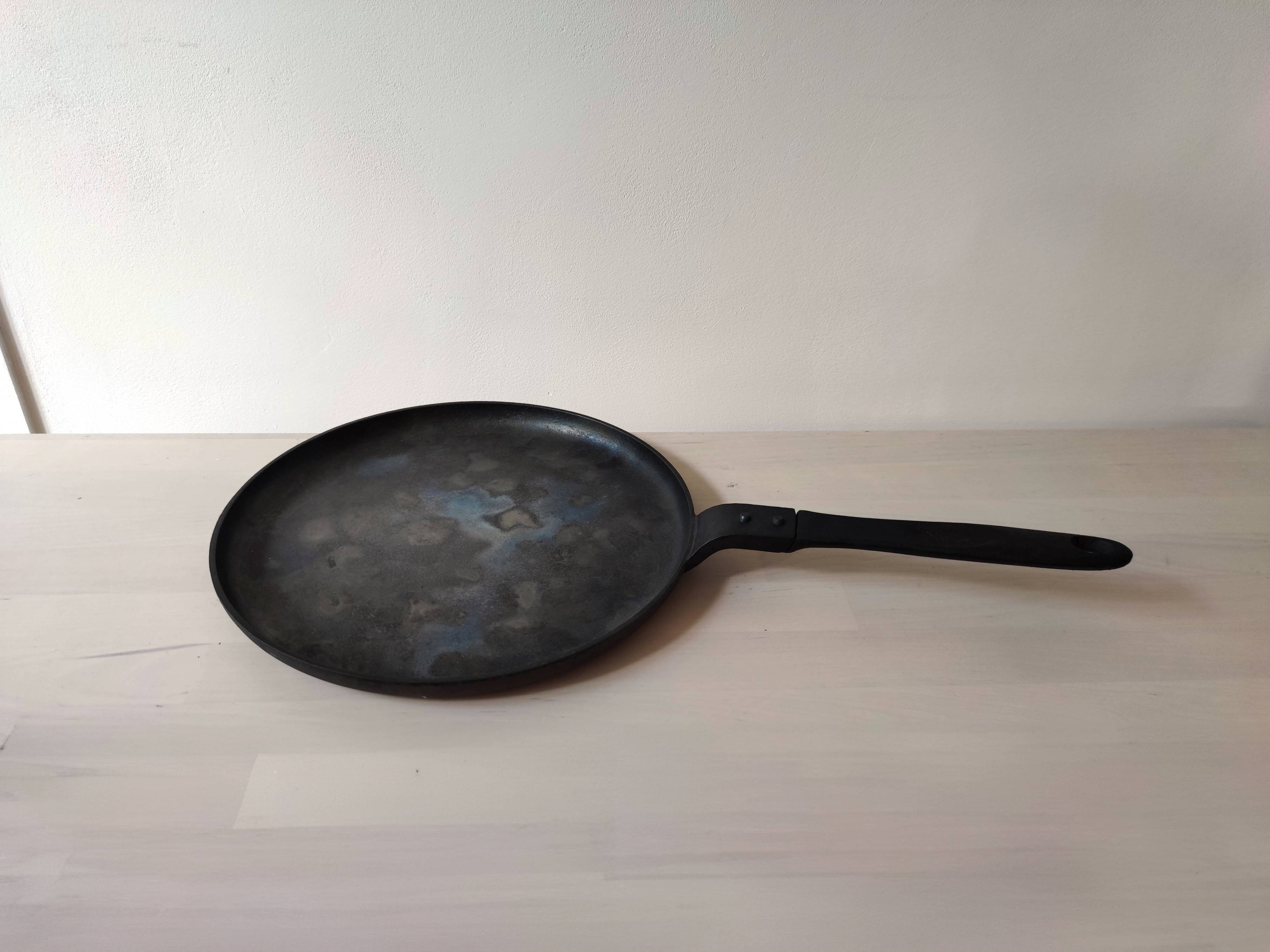 Cast iron pancake pan