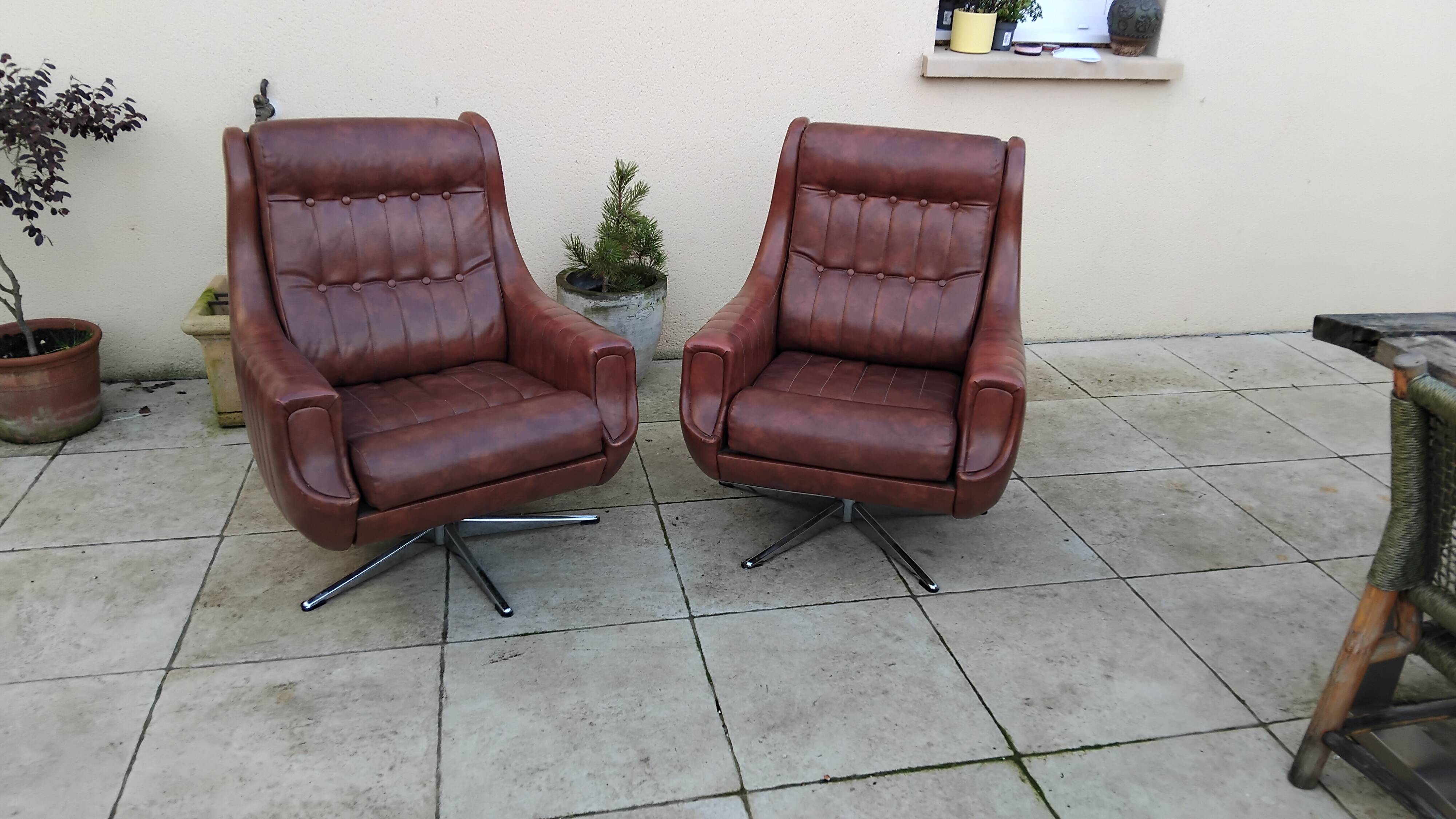 Paire de fauteuils pivotants en simili cuir, années 70