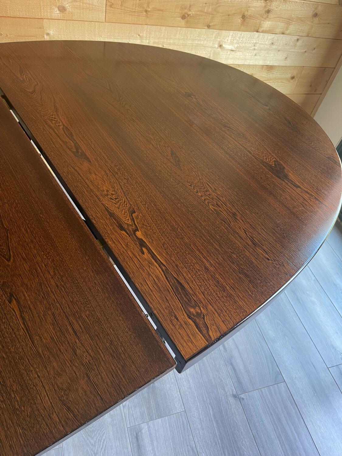 Extendable oval table Baumann, for up to 12 place settings.