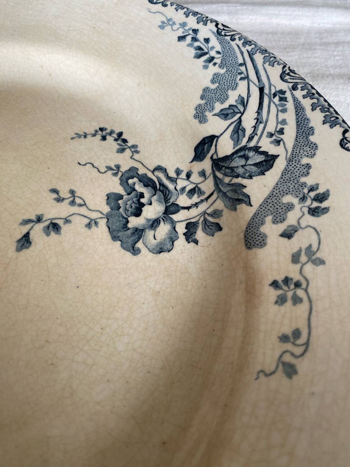 Round iron earth dish