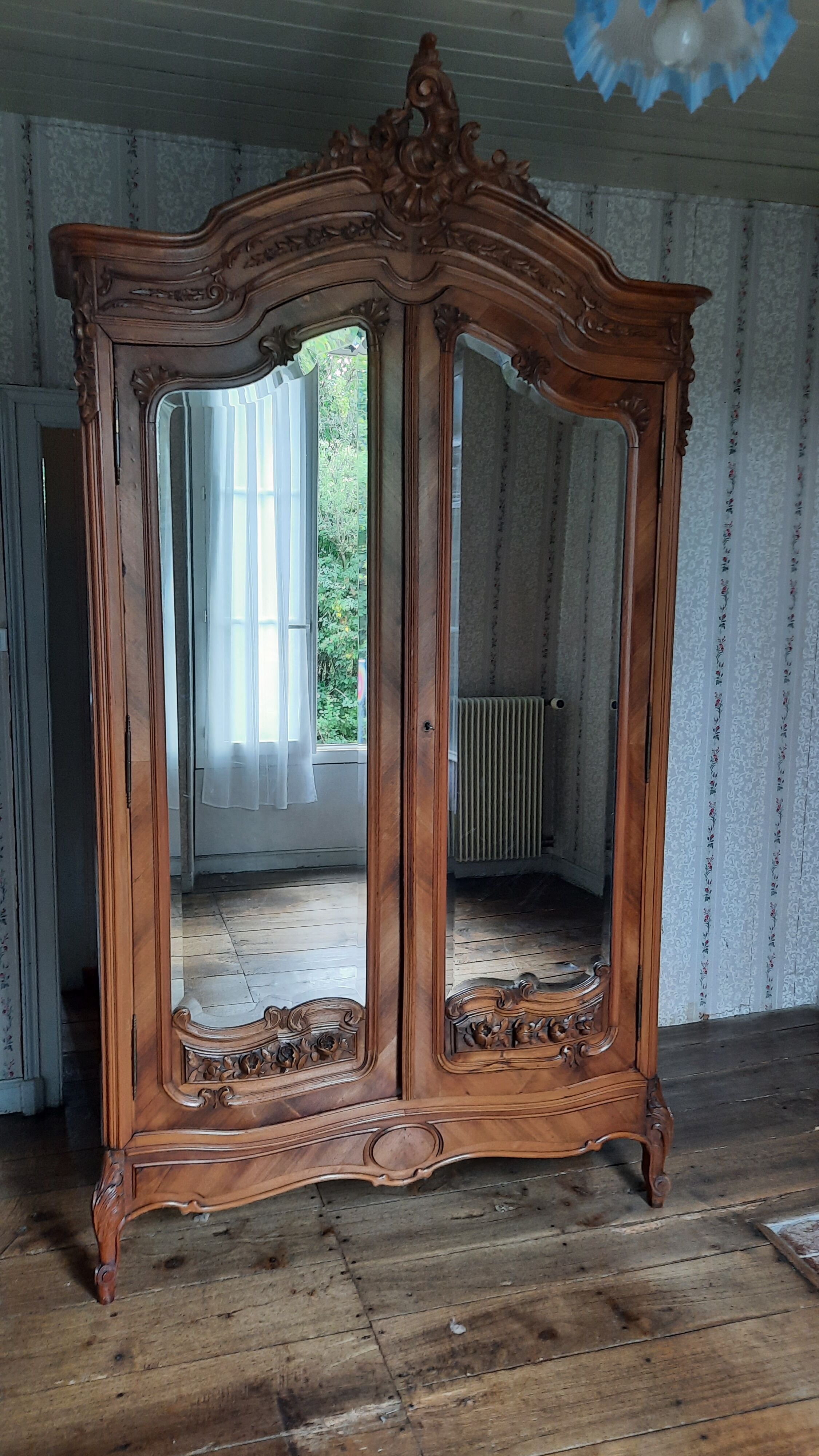 Armoire style louis XV rocaille