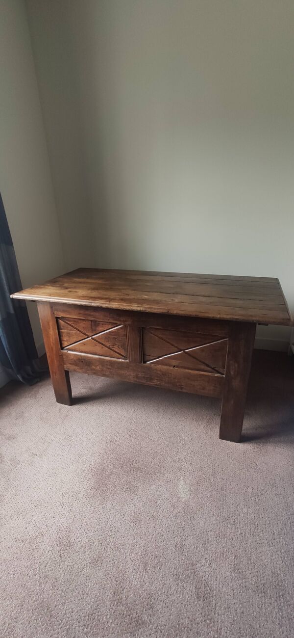 Table maie