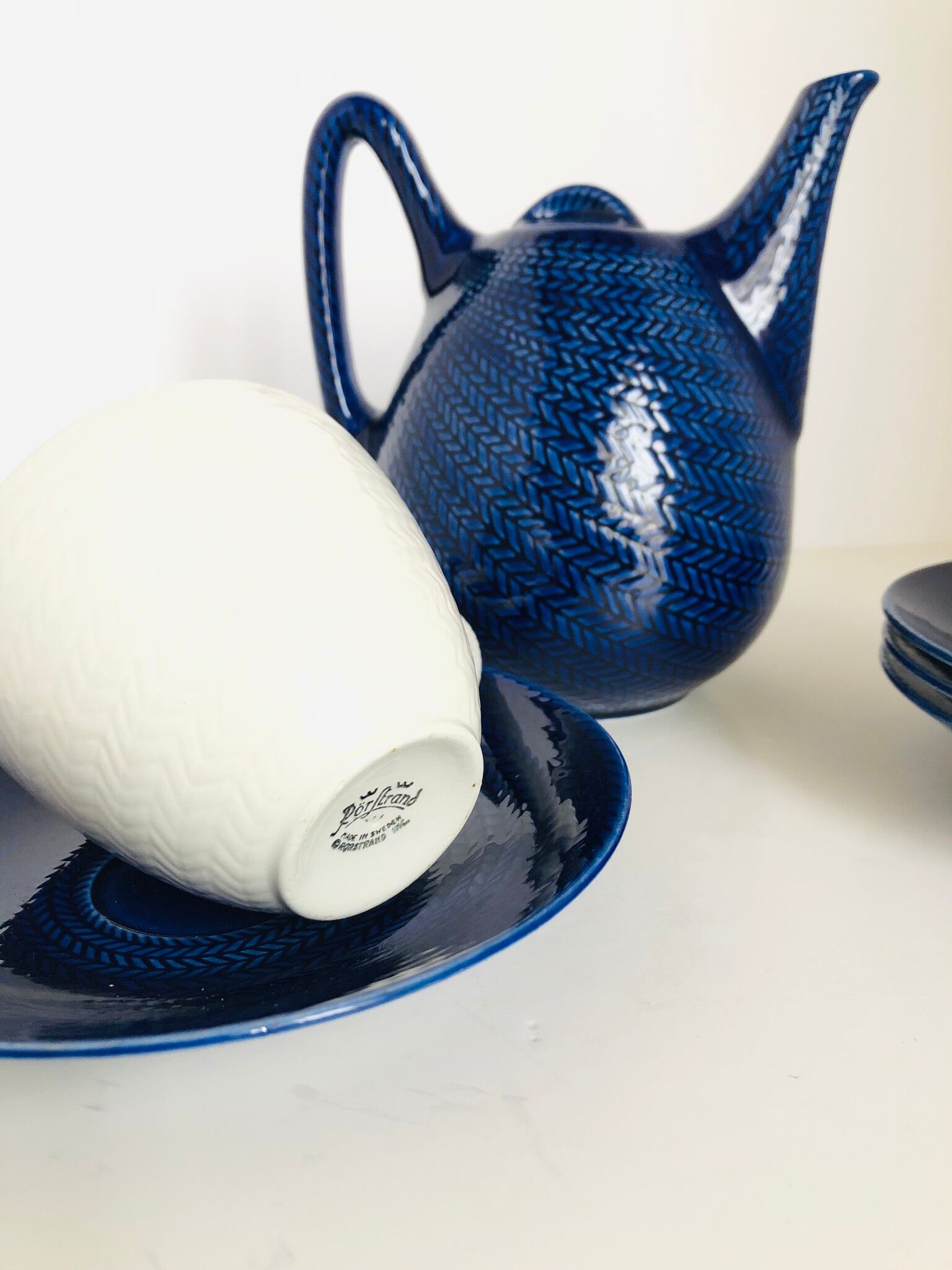 Cups, saucers, coffee maker by Herta Bengtsson Blå eld, Blue fire Rörstrand Sweden 1951-1971