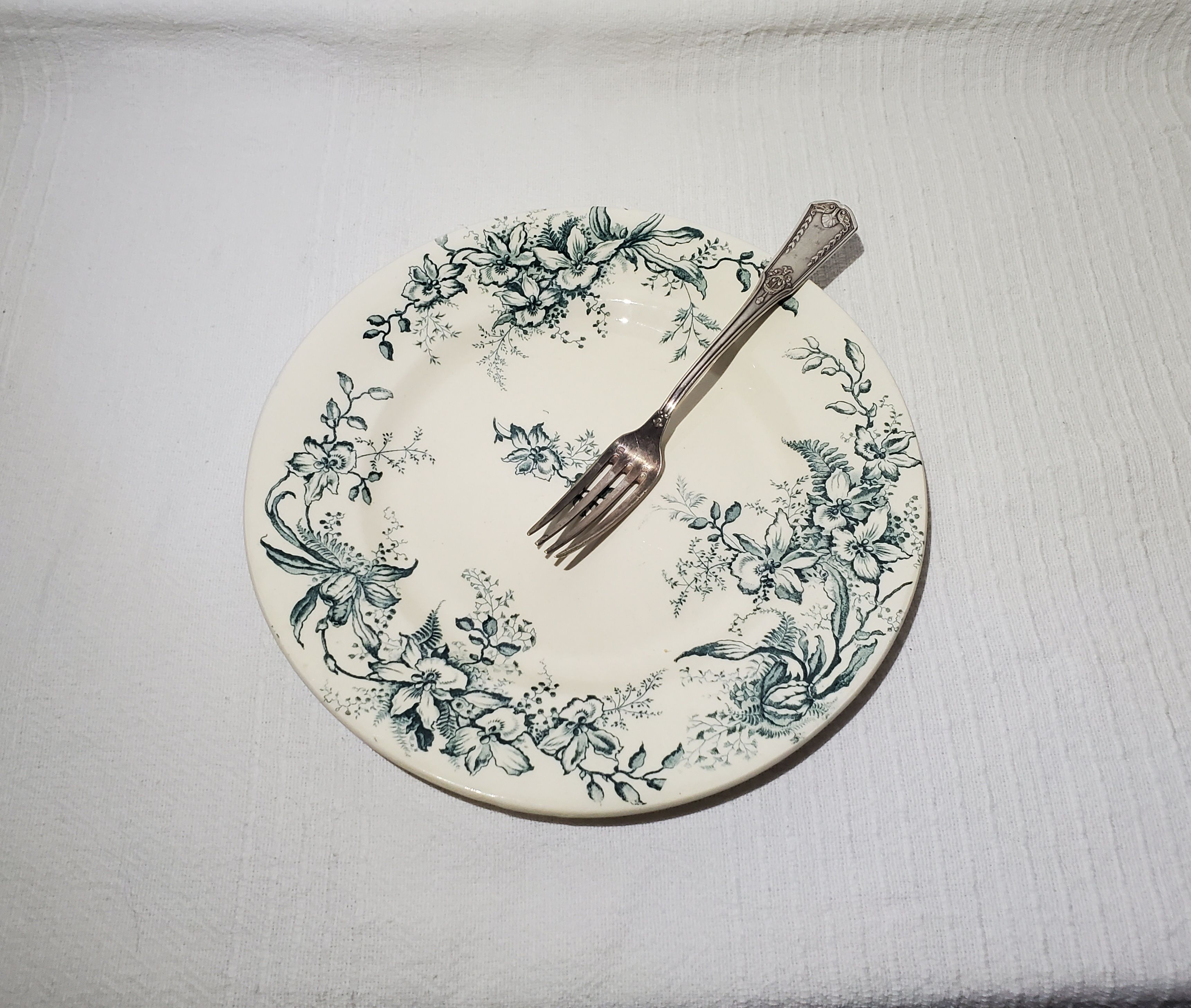 Flat plate of the earthenware factory of Salins model Cyclamen, iron earth.