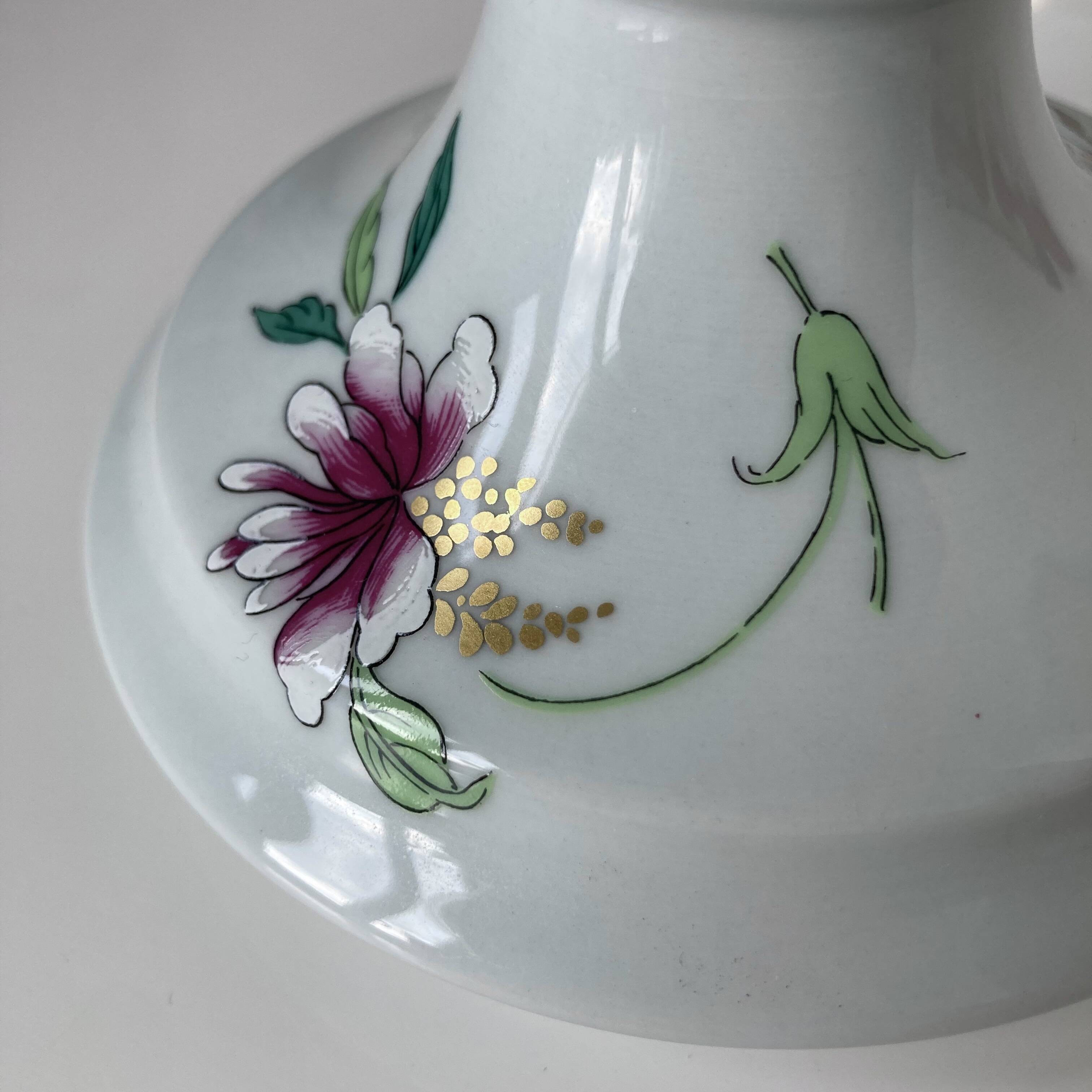 Vista Alegre porcelain covered pot with floral decoration in the style of the Compagnie des Indes