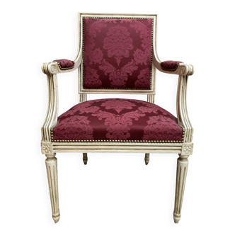 Fauteuil de style Louis XVI en bois patiné et tissu damassé